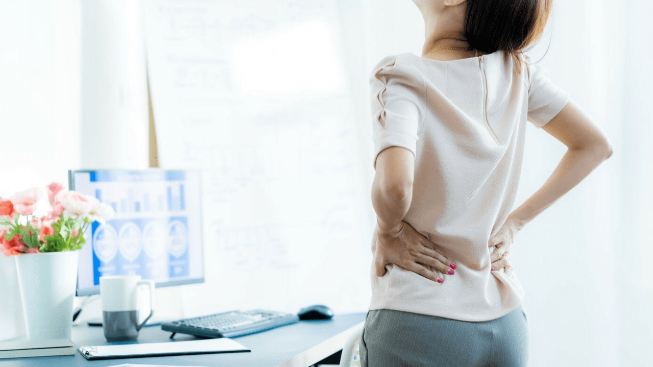 Osteochondrose vun der Lendegéigend gëtt begleet vu Schmerz an Unerkennung an der Lendegéigend